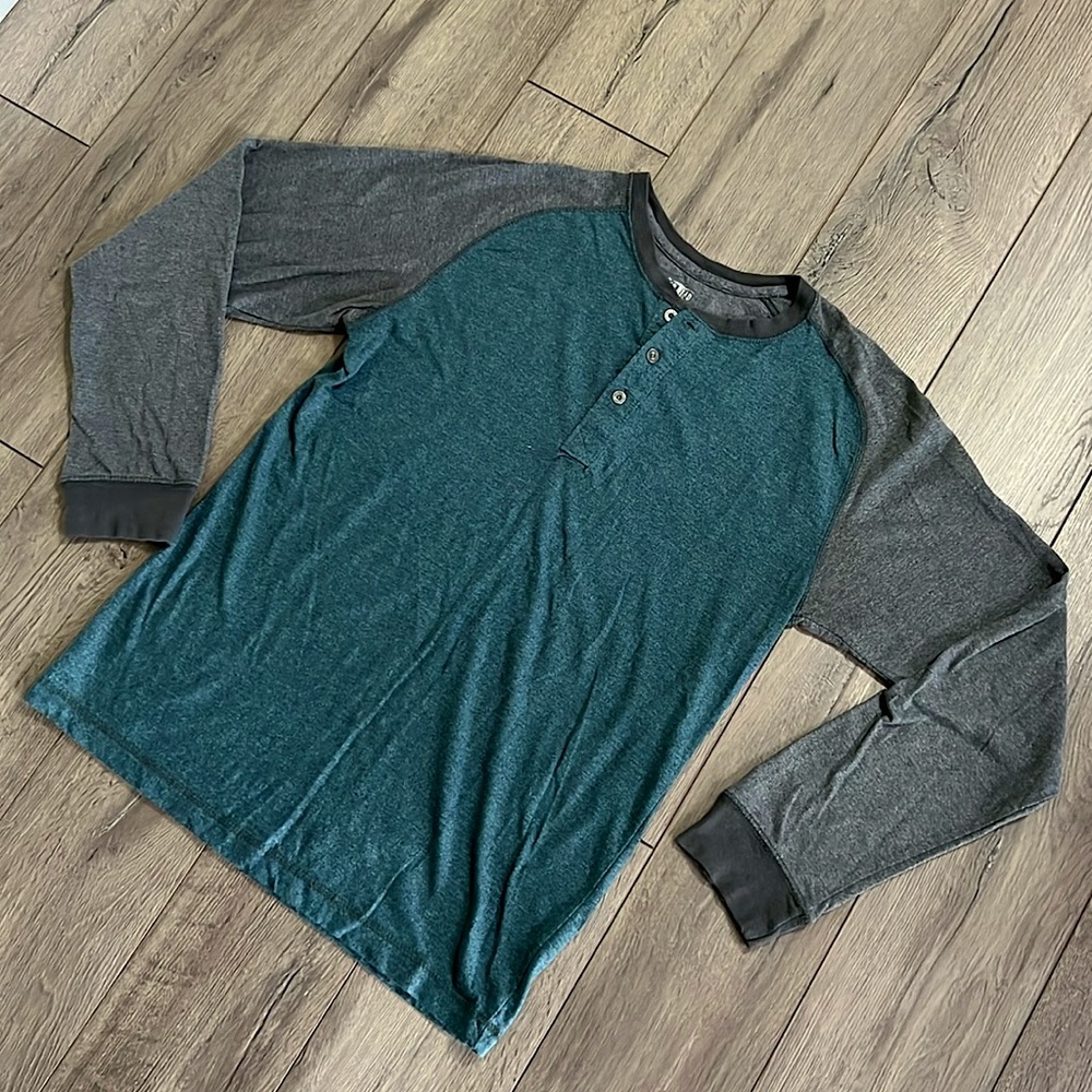 Red Head Brand Long Sleeve 3 Button Top